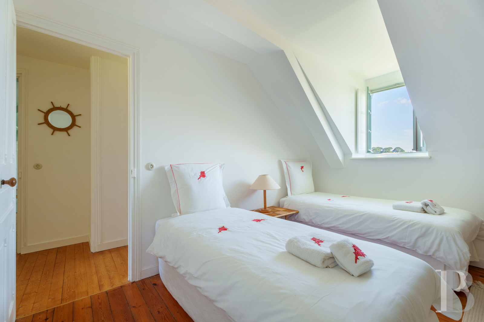 À Arradon, dans le golfe du Morbihan, une île privée de douze hectares et ses deux maisons - photo  n°34